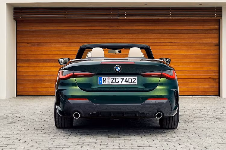 Giá xe BMW 430i Convertible 2021 từ 82.100 USD (khoảng 1,9 tỷ đồng), xe cũng sử dụng động cơ tương tự 420i nhưng được hiệu chỉnh để cho ra sức mạnh lớn hơn. Phiên bản này sản sinh công suất 255 mã lực và mô-men xoắn 400 Nm. Sức mạnh này giúp chiếc xe mui trần tăng tốc 0-100 km/h trong 6,2 giây (bản 420i mất 8,2 giây).