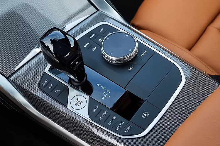 Cao cấp nhất là bản M440i xDrive với giá 103.455 USD (khoảng 2,38 tỷ đồng). Xe được trang bị động cơ tăng áp 6 xy-lanh thẳng hàng 3.0L, sản sinh công suất 382 mã lực và mô-men xoắn 500 Nm. Kết hợp với hệ dẫn động 4 bánh và hộp số tự động 8 cấp, BMW M440i xDrive có thể tăng tốc 0-100 km/h trong 4,9 giây.