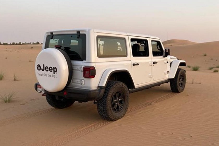 Đây không phải là lần đầu tiên Off-Road History Museum chế tạo nên một chiếc xe off-road điên rồ. Tháng trước, viện bảo tàng này đã giới thiệu một chiếc Ram 4500 độ với thùng xe dài hơn 5 mét, dài nhất trên thế giới. Hiện nay, Off-Road History Museum cũng đang giữ Kỷ lục Guinness Thế giới cho bộ sưu tập xe 4x4 lớn nhất.