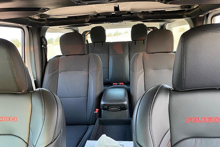 Để làm nên chiếc xe đặc biệt này, người chế tạo đã lắp một phần thân vỏ cứng lên thùng xe của chiếc Gladiator ban đầu, biến đổi chiếc bán tải 4 cửa thành một chiếc SUV Jeep 3 hàng ghế vạm vỡ. Thông qua những bức ảnh ở đây, chúng ta thật sự nên khen ngợi tài nghệ của người chế tạo. Chiếc xe độ này trông thuyết phục như thể một sản phẩm chính hãng từ Jeep, tuy nhiên nếu soi thật kỹ thì sẽ có vài điểm tố cáo nó là một sản phẩm được làm bên ngoài.