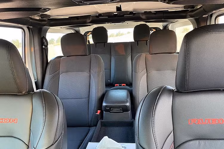 Để làm nên chiếc xe đặc biệt này, người chế tạo đã lắp một phần thân vỏ cứng lên thùng xe của chiếc Gladiator ban đầu, biến đổi chiếc bán tải 4 cửa thành một chiếc SUV Jeep 3 hàng ghế vạm vỡ. Thông qua những bức ảnh ở đây, chúng ta thật sự nên khen ngợi tài nghệ của người chế tạo. Chiếc xe độ này trông thuyết phục như thể một sản phẩm chính hãng từ Jeep, tuy nhiên nếu soi thật kỹ thì sẽ có vài điểm tố cáo nó là một sản phẩm được làm bên ngoài.