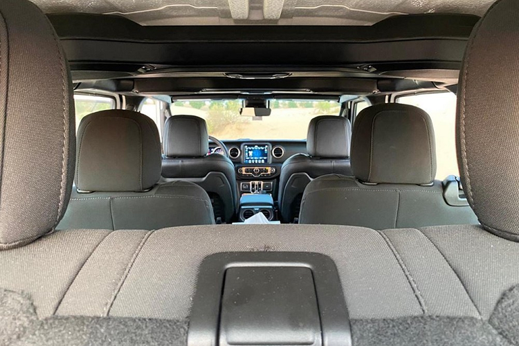 Phần cánh cửa phía sau đã được kéo dài để hành khách dễ vào cabin hơn, và phần đuôi xe tính từ trục bánh sau trông cũng ngắn hơn. Bước vào bên trong, hành khách sẽ thấy những chiếc ghế cơ trưởng đơn lẻ thay thế cho hàng ghế dài thứ hai của chiếc Gladiator. Đáng tiếc, hàng ghế thứ ba không được rộng rãi cho lắm, vậy nên những hành khách cao 1,8 mét trở lên sẽ thấy hơi khó chịu.