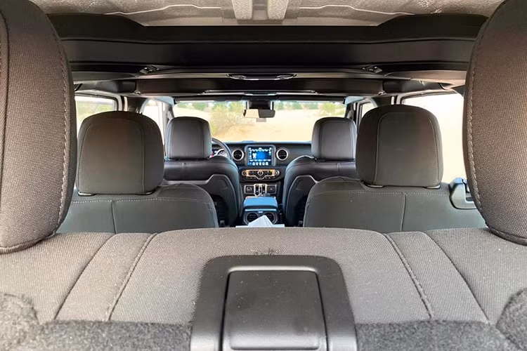 Phần cánh cửa phía sau đã được kéo dài để hành khách dễ vào cabin hơn, và phần đuôi xe tính từ trục bánh sau trông cũng ngắn hơn. Bước vào bên trong, hành khách sẽ thấy những chiếc ghế cơ trưởng đơn lẻ thay thế cho hàng ghế dài thứ hai của chiếc Gladiator. Đáng tiếc, hàng ghế thứ ba không được rộng rãi cho lắm, vậy nên những hành khách cao 1,8 mét trở lên sẽ thấy hơi khó chịu.