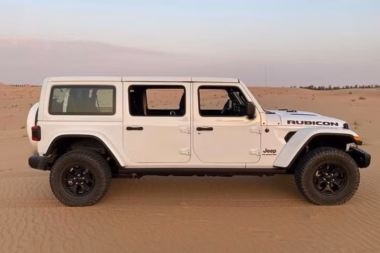 Một tài xế đã không thể chờ lâu như vậy, và quyết định nhờ người khác làm nên một chiếc Jeep 3 hàng ghế cho riêng mình. Được chế tạo bởi Off-Road History Museum ở Abu-Dhabi, UAE, chiếc xe off-road độ này có thể trong giống Jeep Wrangler kéo dài nhưng thực tế nó lại được chế tạo dựa trên bán tải Jeep Gladiator.