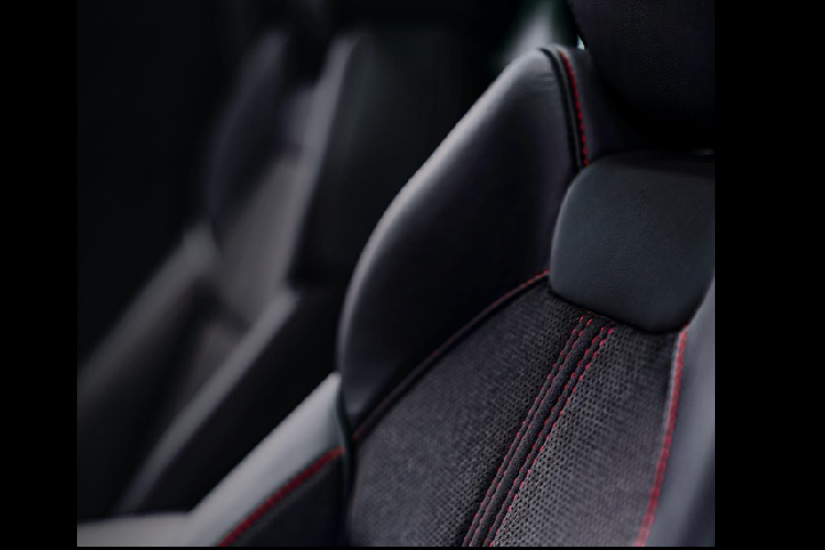 MDX PMC Edition 2020 sở hữu ghế bọc da Milano đen kết hợp chi tiết trang trí bằng vải Alcantara cao cấp, lẫy chuyển số kim loại, thảm trải sàn cao cấp, chỉ khâu màu đỏ xuất hiện trên vô lăng, ốp cửa, khu trung tâm, và tựa đầu.