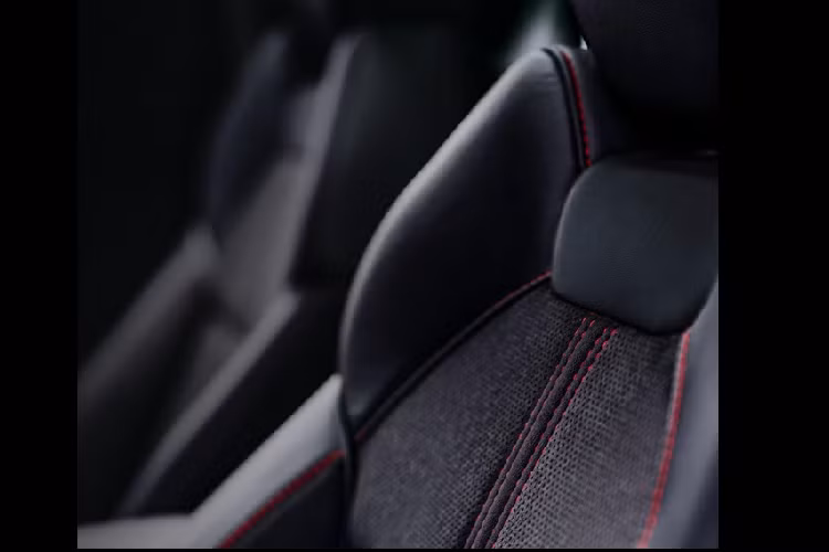 MDX PMC Edition 2020 sở hữu ghế bọc da Milano đen kết hợp chi tiết trang trí bằng vải Alcantara cao cấp, lẫy chuyển số kim loại, thảm trải sàn cao cấp, chỉ khâu màu đỏ xuất hiện trên vô lăng, ốp cửa, khu trung tâm, và tựa đầu.