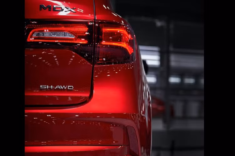 MDX PMC Edition 2020 dễ nhận biết nhờ màu sơn độc quyền Valencia Red Pearl giống siêu xe NSX. Cả 330 chiếc đều có màu sơn này.