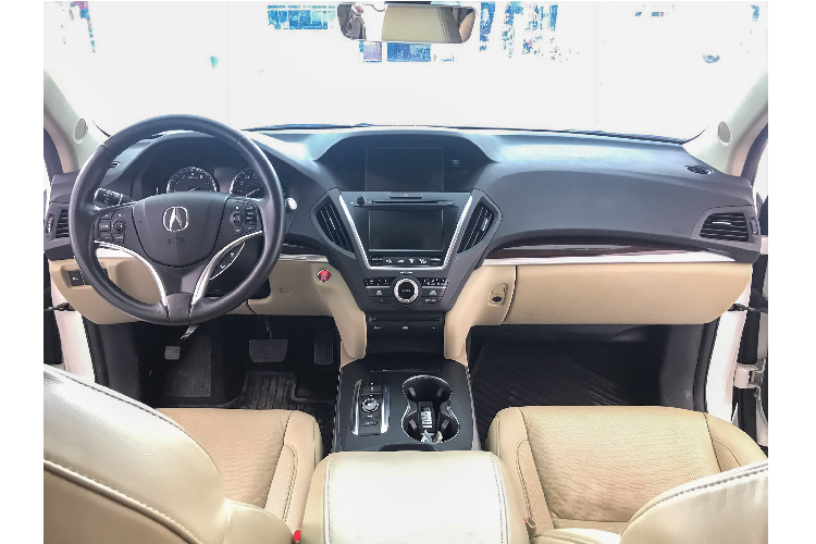 Ra đời từ 2013 cho đến nay, thế hệ thứ 3 của Acura được “lột xác” về thiết kế với form xe lớn hơn. Phần đầu xe nổi bật với cụm lưới tản nhiệt nẹp thanh crôm cỡ lớn, trang bị đèn pha full-LED với 5 bóng đèn LED riêng biệt.