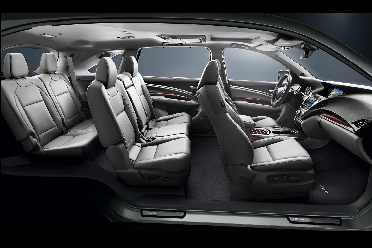 Acura là thương hiệu xe sang của hãng xe Honda, nội thất MDX được trang bị khá đầy đủ tiện nghi cao cấp với ghế ngồi bọc da, hàng ghế trước chỉnh điện, trang bị cửa sổ trời. Nội thất được thiết kế 3 hàng ghế với hàng ghế thứ 3 khá rộng rãi tương đương với hàng ghế thứ 3 trên mẫu Honda Pilot. 