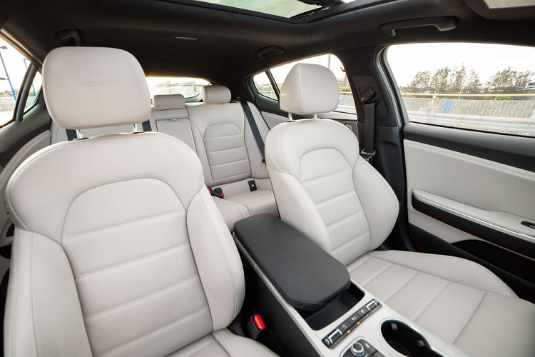 Ngoài ra, model này còn được trang bị hệ ống xả bi-modal tiêu chuẩn từ thương hiệu ôtô Hàn Quốc, được phát triển dành riêng cho thị trường Úc, biến chiếc sedan thể thao trở nên cực kỳ thú vị khi cầm lái.