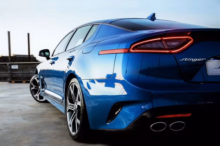 Bên trong khoang nội thất, những khách hàng của mẫu xe thể thao Kia Stinger Night Sky Special Edition sẽ nhận được 1 buồng cabin hoàn toàn mới với chất liệu da Nappa màu xám nhạt, làm tăng sự hấp dẫn của chiếc xe thêm gấp bội.