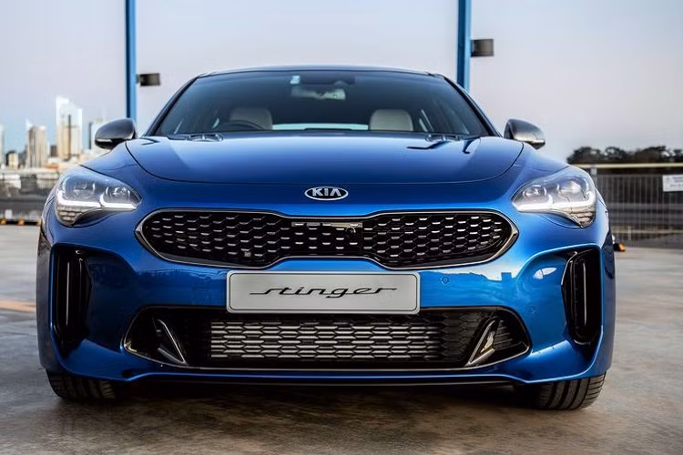  Kia Stinger Night Sky 2020 mới được phát triển dựa trên mẫu Stinger GT thế hệ hiện tại với khối động cơ V6 tăng áp kép, dung tích 3,3 lít. Gói trang bị thể thao Night Sky này sẽ cung ứng tới khách hàng 3 tùy chọn màu sơn bao gồm Xanh dương Micro, Xanh Deep Chroma và Đen ngọc Aurora.