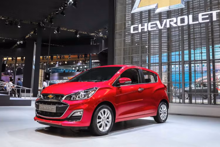 Nếu thấy chưa đủ, khách hàng có thể lựa chọn gói cá nhân hóa cao cấp hơn có tên My Fit. Gói trang bị này sẽ cho phép chiếc Spark của họ trở nên độc đáo và khác biệt hơn so với phần còn lại. Cụ thể, chiếc hatchback Mỹ sẽ được trang bị mâm hợp kim 16 inch màu đen và xám, trang trí dạng sọc ở chắn bùn trước, mui xe và nóc xe. Ngoài ra, phiên bản My Fit trang bị thêm ốp hông màu đen đi kèm với líp cản trước được mở rộng. Chiếc xe nổi bật với cách trang trí 2 tông màu vàng-đen bắt mắt.