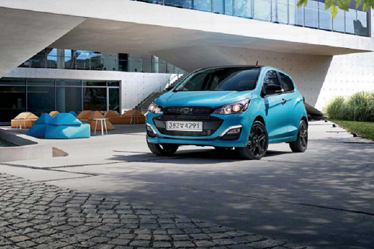 Chevrolet Spark 2021 vẫn trang bị động cơ 4cy 1.4L hút khí tự nhiên cung cấp công suất 98 mã lực và momen xoắn cực đại 127 Nm. Động cơ trên được kết hợp với hộp số sàn 5 cấp hoặc tùy chọn hộp số CVT.