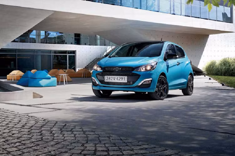 Chevrolet Spark 2021 vẫn trang bị động cơ 4cy 1.4L hút khí tự nhiên cung cấp công suất 98 mã lực và momen xoắn cực đại 127 Nm. Động cơ trên được kết hợp với hộp số sàn 5 cấp hoặc tùy chọn hộp số CVT.