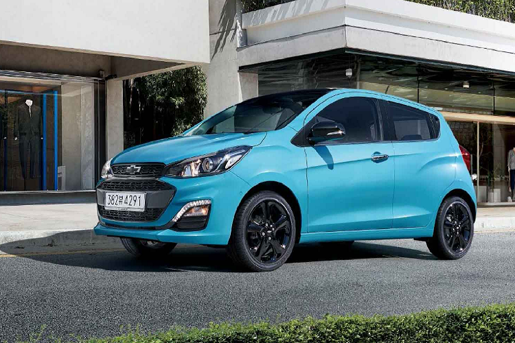 Giá xe Chevrolet Spark 2021 vẫn không thay đổi và bắt đầu từ 8.240 USD (khoảng 192 triệu) cho bản tiêu chuẩn. Hiện tại Chevrolet Spark vẫn đang là một mẫu xe bán chạy tại thị trường Hàn Quốc với doanh số tăng 0,19% lên 7.255 chiếc trong quý đầu tiên của năm 2020. Trong khí đó, GM đã bán được 9.352 chiếc Spark trong quý đầu năm nay tại Hoa Kỳ, tăng 45,6% so với năm trước.