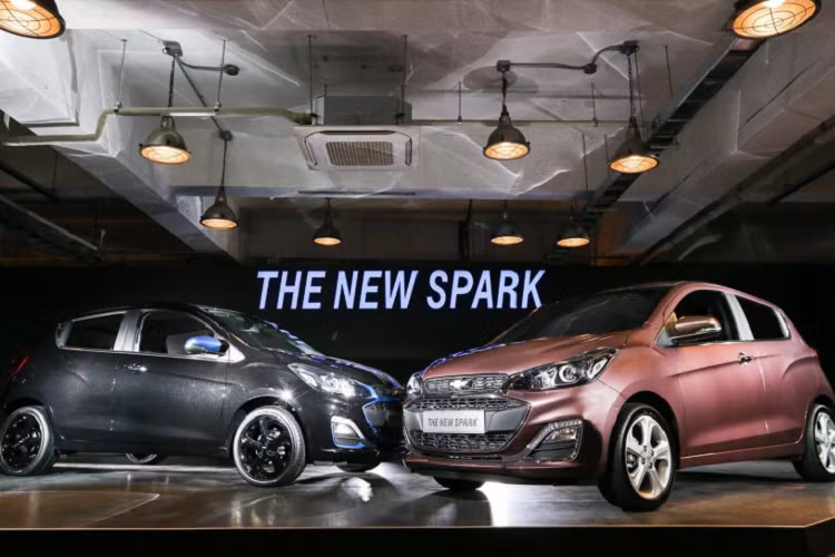 Được xây dựng dựa trên phiên bản Premiere cao cấp nhất của thế hệ Chevrolet Spark 2021 mới, phiên bản Red Pick Edition sở hữu sự khác biệt đến từ các chi tiết sơn đen trên xe. Những chi tiết này cụ thể là logo Chevrolet, khung lưới tản nhiệt, gương chiếu hậu và logo tên xe.