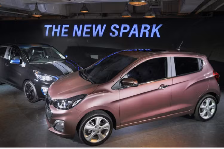 Phần còn lại Chevrolet Spark Red Pick Edition mới tiếp tục với ngoại hình tương tự như phiên bản facelift được giới thiệu năm 2019. Tuy nhiên hiện tại khách hàng có thêm 2 tùy chọn màu ngoại thất mới gồm: Wonderland Blue và Sunset Orange. Bên trong, xe sở hữu hệ thống đèn LED mới và hệ thống dây đai an toàn cho hành khách ngồi phía sau.