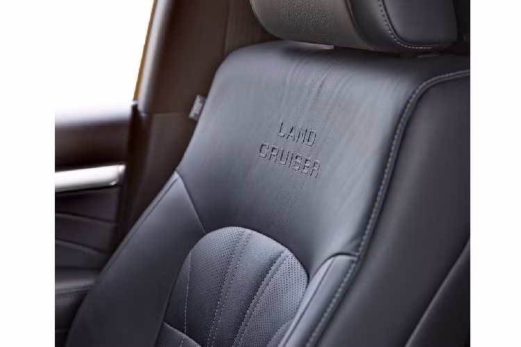 Toyota Land Cruiser 2020 mới giới hạn sử dụng ghế da semi-aniline, chỉ khâu đặc biệt, tựa đầu thêu chữ Land Cruiser, vô lăng bọc da có chức năng sưởi, trần xe màu đen với chi tiết trang trí màu sáng bóng, logo “Land Cruiser” và tên hiệu Horizon chiếu sáng xuống đất khi mở cửa xe.