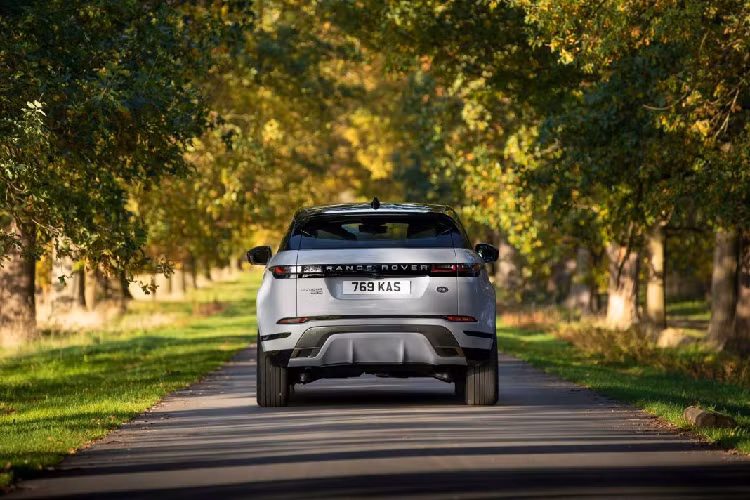 Chế độ EV sẽ sử dụng năng lượng từ động cơ điện là chủ yếu. Cuối cùng, chế độ Save (tiết kiệm) sẽ ưu tiên sử dụng động cơ đốt trong làm nguồn năng lượng chính và duy trì mức điện còn lại trong viên pin.