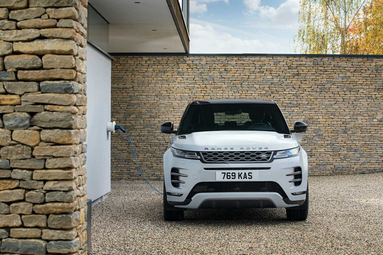 Hiện tại, giá xe Evoque và Discovery Sport và thời gian bán ra của hai mẫu xe này vẫn chưa được Land Rover công bố. Các đại lý tại Anh Quốc hiện đã cho đặt hàng trước mẫu xe này.