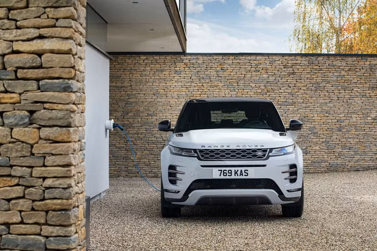 Hiện tại, giá xe Evoque và Discovery Sport và thời gian bán ra của hai mẫu xe này vẫn chưa được Land Rover công bố. Các đại lý tại Anh Quốc hiện đã cho đặt hàng trước mẫu xe này.