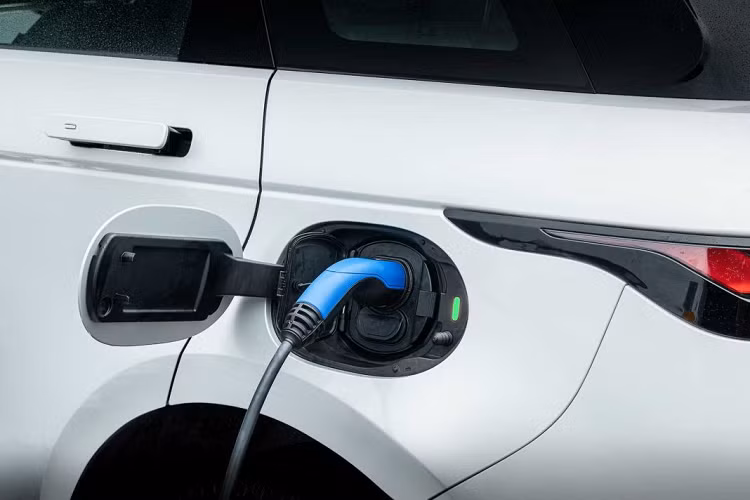 Sức mạnh này sẽ giúp Range Rover Evoque P300e mới tăng tốc lên 100 km/h trong 6,4 giây, con số này của Discovery Sport P300e sẽ là 6,6 giây.