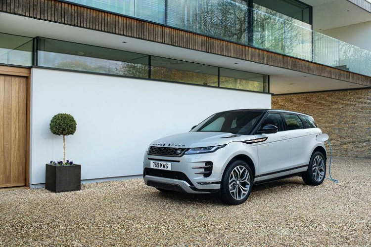 Bộ đôi xe mới của Land Rover sở hữu hệ đẫn động sẽ đi kèm theo động cơ ba xi-lanh, dung tích 1,5 lít, sản sinh công suất 197 mã lực, dẫn động trục trước thông qua hộp số tự động 8 cấp.