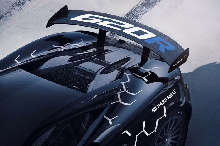 Ngoại thất của xe là sở hữu thiết kế với các chi tiết khí động học được thương mại hóa, không quá tập trung vào đường đua những chiếc 570S GT4. Bộ cánh gió cố định phía đuôi xe giúp tạo đến 185 kg lực ép ở tốc độ 250 km/h. Nếu như chừng đó là chưa đủ, đừng lo, vì McLaren mới đây đã tung ra gói nâng cấp “R” thông qua bộ phận cá nhân hóa MSO dành cho mẫu xe này.