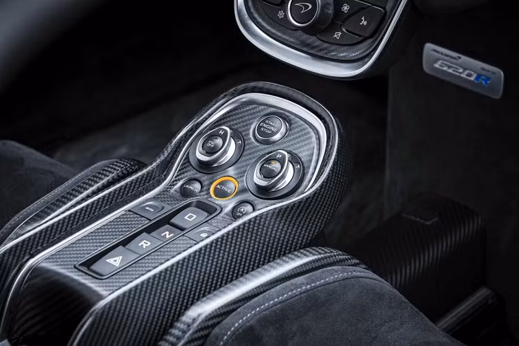 Bên trong, khoang lái của xe cũng trang bị nhiều chi tiết “vay mượn” từ McLaren 570S GT4 và 600LT như ghế đua được làm bằng sợi carbon, đai an toàn 6 điểm, lẫy chuyển số bằng sợi carbon, dây kéo mở cửa, dấu đánh hướng 12 giờ trên vô-lăng và hệ thống theo dõi đường đua (Track Telementry).