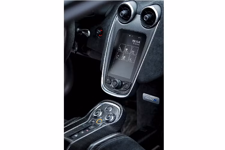 Một số những cải tiến khác được trang bị cho mẫu xe này phải kể để như hai bộ vỏ xe, một bộ vỏ Pirelli P Zero R được sử dụng để di chuyển trên đường phố công cộng và một bộ vỏ đua được dùng để sử dụng trên đường đua.