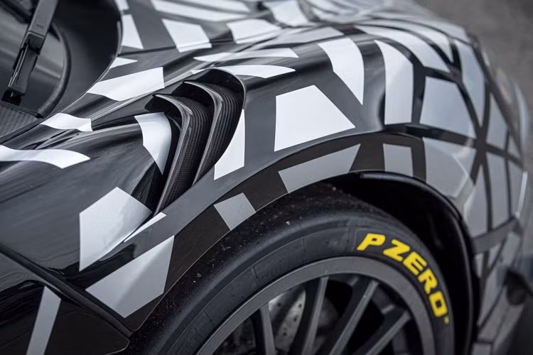 Hãng cho biết bộ vỏ đua sẽ có diện tích tiếp xúc mặt đường lớn hơn 8% so với vỏ tiêu chuẩn. Đây cũng là lần đầu tiên, McLaren trang bị cho một mẫu xe của mình bộ mâm 19 inch / 20 inch (trước / sau) được phát triển đặc biệt có nhằm chuyển đổi giữa hai loại lốp mà không cần phải can thiệp vào các chi tiết của hệ thống treo