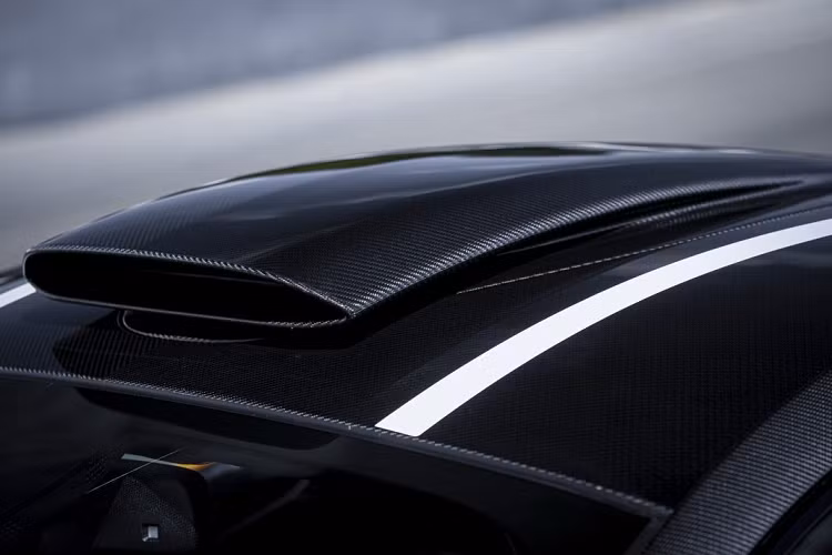Với gói nâng cấp này mang đến cho chiếc McLaren 620R ống hút gió được làm bằng sợi carbon, đặt trên nóc xe. Ống hút gió này sở hữu thiết kế lấy cảm hứng từ chiếc xe đua huyền thoại McLaren F1 GTR Longtail. Với việc được trang bị thêm bộ phận này, gió sẽ được hút trực triếp vào khoang lái và khối động cơ V8 có thể tạo ra âm thanh nạp ấn tượng hơn.