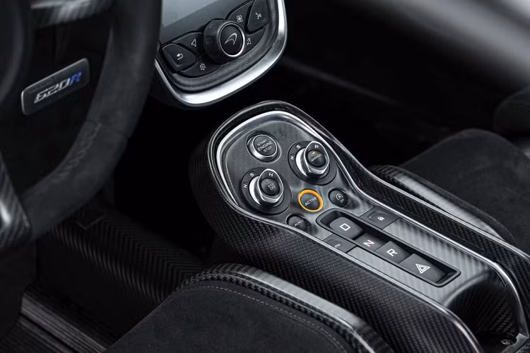 Cuối cùng, các chi tiết khí động học bên ngoài sẽ được hoàn thiện bằng sợi carbon phủ bóng, nội thất bên trong sẽ được trang bị với gói ốp sợi carbon. Gói trang bị này sẽ được bán ra với giá 25.00 Bảng tại thị trường quên nhà.