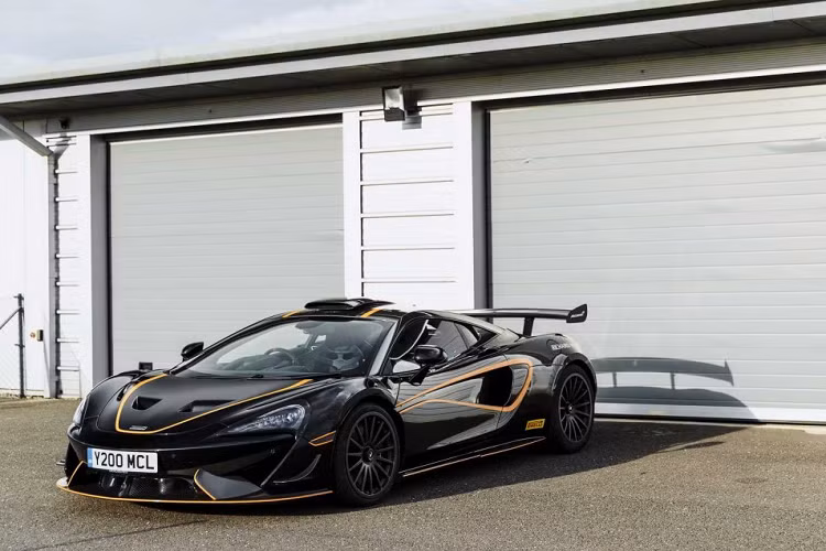 Bên cạnh đó, nếu muốn sở hữu chiếc xe với nhiều kiểu phối màu hơn, MSO vẫn sẽ sẵn sàng can thiệp với vô số màu sắc có sẵn cũng như tạo màu mới nếu khách hàng muốn. Giá xe Mclaren 620R sẽ có mức bán khởi điểm từ 299.000 USD.