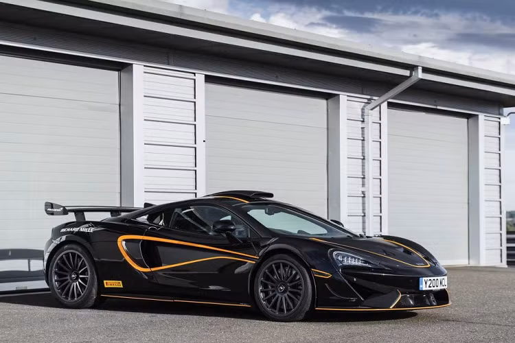 Không chỉ gia tăng về hiệu năng động cơ, chiếc McLaren 620R độ MSO còn được làm nhẹ đi giống với 600LT và 570S GT4. Xe có trọng lượng khô chỉ 1.282 kg, nhẹ hơn 31 kg so với 570S. 620R có thể tăng tốc lên 100 km/h trong chỉ 2,9 giây, đạt 200 km/h trong chỉ 8,1 giây và tốc độ tối đa ở mức 322 km/h.