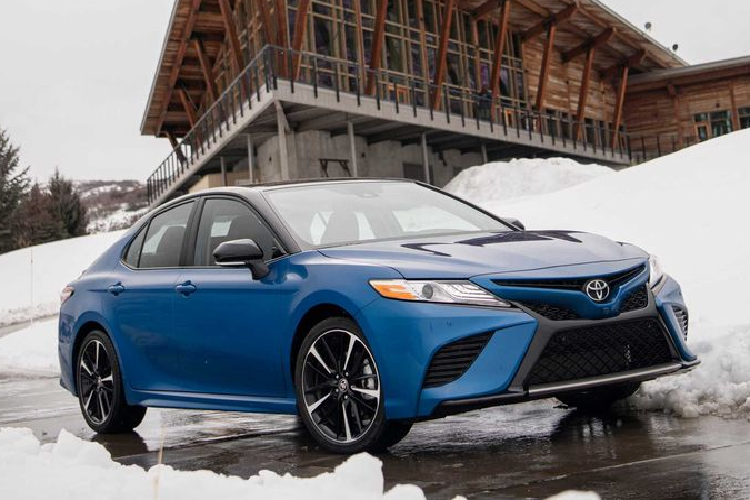 Toàn bộ sức mạnh từ động cơ được truyền tới bánh xe thông qua hộp số tự động 8 cấp. Sự xuất hiện của của hệ thống dẫn động 4 bánh sẽ khiến cho trọng lượng của Toyota Camry AWD 2020 nặng hơn khoảng 75 kg so với phiên bản tiêu chuẩn.