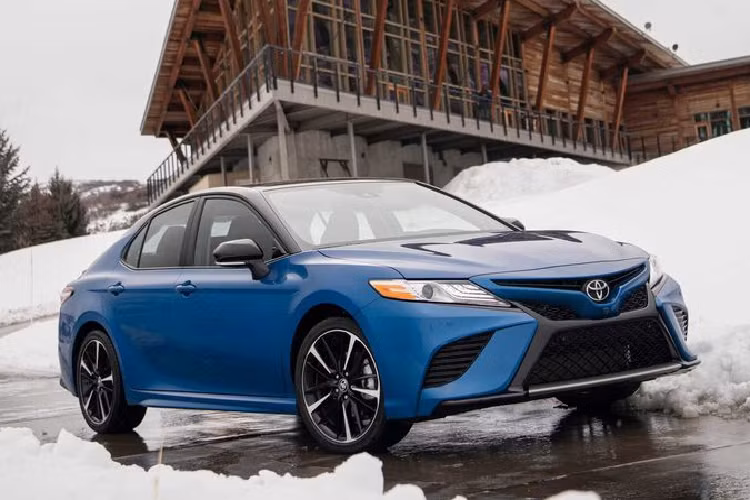 Toàn bộ sức mạnh từ động cơ được truyền tới bánh xe thông qua hộp số tự động 8 cấp. Sự xuất hiện của của hệ thống dẫn động 4 bánh sẽ khiến cho trọng lượng của Toyota Camry AWD 2020 nặng hơn khoảng 75 kg so với phiên bản tiêu chuẩn.