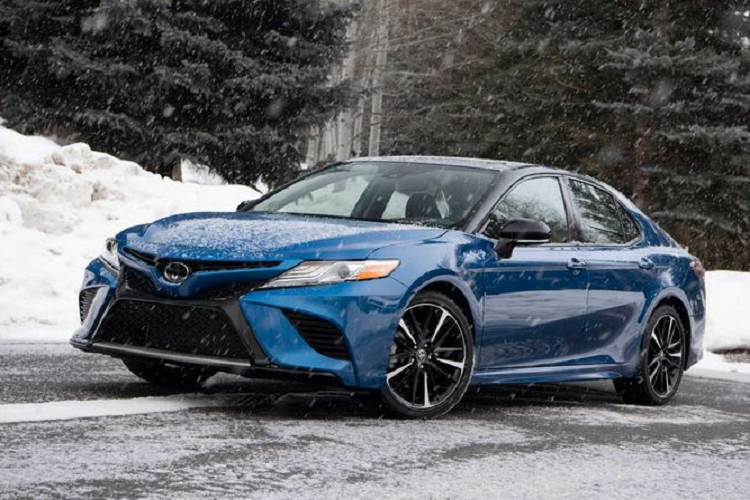 Ngoài mức giá xe Toyota Camry AWD 2020 tại Mỹ, khách hàng sẽ phải bỏ ra số tiền là 725 USD - 1300 USD ( khoảng 17 - 30 triệu đồng) để có thể sở hữu bộ lốp xe tuyết. Trong khi đó, chỉ với mức giá 1500 USD (khoảng 35.5 triệu đồng), Camry AWD 2020 sẽ được Toyota trang bị hệ dẫn động 4 bánh Dynamic Torque Control AWD vừa mang lại khả năng vận hành mạnh mẽ, lại vừa tăng cường khả năng xử lý linh hoạt cho chiếc sedan này.