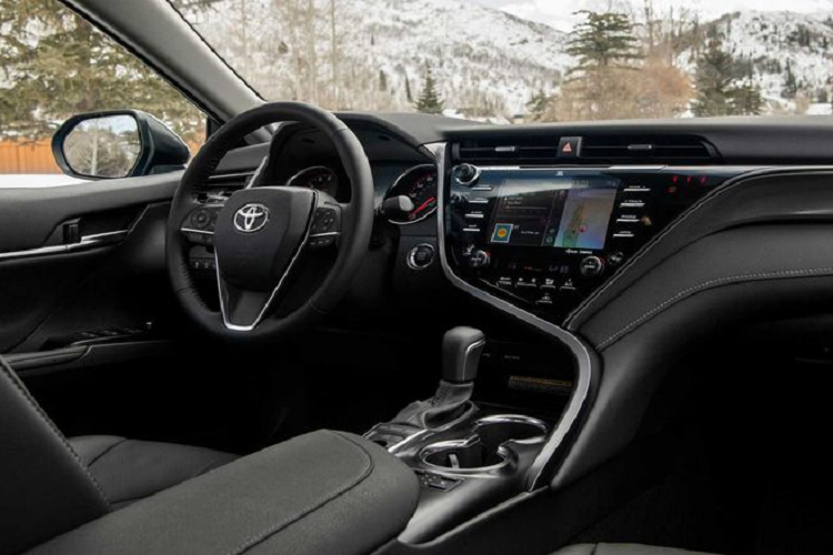 Toyota gọi hệ dẫn động 4 bánh trên Camry là Dynamic Torque Control AWD. Hệ thống này trước đó cũng đã từng được Toyota trang bị cho Avalon AWD và dòng xe crossover RAV4 chạy bằng xăng. Đây là một hệ thống quen thuộc với hộp truyền động ở trục trước, trục truyền động chạy đến trục sau và khớp nối nằm ngay phía trước bộ vi sai sau.