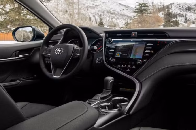 Toyota gọi hệ dẫn động 4 bánh trên Camry là Dynamic Torque Control AWD. Hệ thống này trước đó cũng đã từng được Toyota trang bị cho Avalon AWD và dòng xe crossover RAV4 chạy bằng xăng. Đây là một hệ thống quen thuộc với hộp truyền động ở trục trước, trục truyền động chạy đến trục sau và khớp nối nằm ngay phía trước bộ vi sai sau.