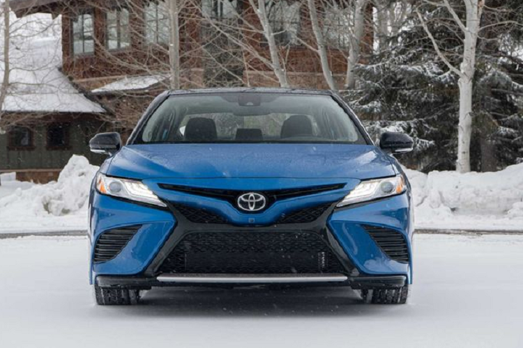 So với phiên bản tiêu chuẩn Toyota Camry AWD 2020 sử dụng hệ dẫn động cầu trước, Toyota Camry AWD 2020 có mức giá chênh hơn chỉ 1.500 USD (tương đương khoảng 35,5 triệu đồng).