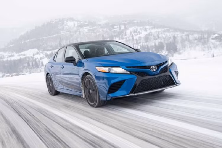 Việc sử dụng một chiếc sedan tầm trung với hệ dẫn động 4 bánh dường như không được ưu tiên cho lắm khi người lái có thể trang bị lốp xe tuyết chuyên dụng trên chiếc sedan dẫn động cầu trước. Cũng tương tự như hệ dẫn động 4 bánh, một chiếc sedan với lốp xe tuyết chuyên dụng mang đến khả năng tăng tốc đầy ấn tượng và lực kéo mạnh mẽ trên các cung đường tuyết.