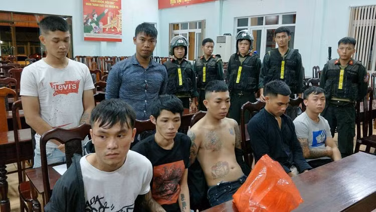 Hon chien tram nguoi mac do den o Dak Lak: Cong an bat khan cap 9 doi tuong-Hinh-2