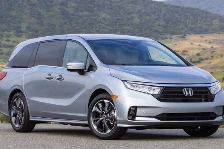 Trong số những mẫu xe gia đình giá rẻ đi kèm trang bị an toàn, dẫn đầu chính là Honda Odyssey 2020 (giá khởi điểm: 30.790 USD, số chỗ ngồi tối đa: 8).