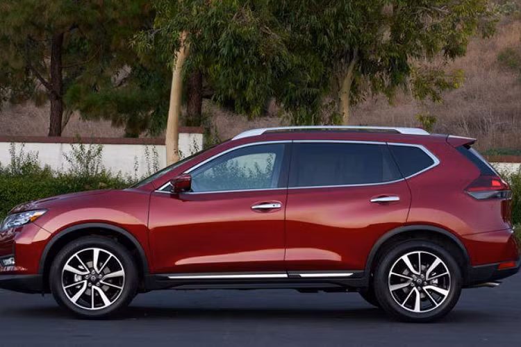 Nissan Rogue 2020 (giá khởi điểm: 25.300 USD, số chỗ ngồi tối đa: 5)