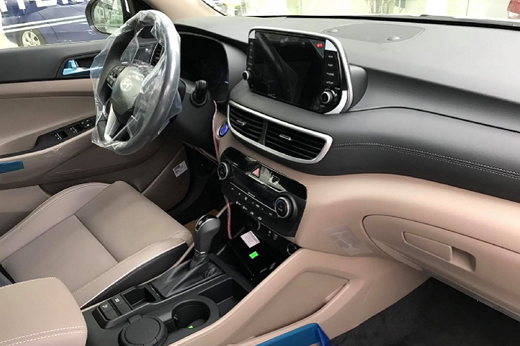 Dẫu vậy, các trang bị như: Chìa khóa thông minh &amp; khởi động bằng nút bấm, điều hòa tự động 2 vùng độc lập, 6 loa giải trí, ghế da, hệ thống giải trí màn hình cảm ứng, ghế lái chỉnh điện đều có mặt đầy đủ trên Tucson tiêu chuẩn, khiến Tucson base không quá “thiếu thốn” để khách mua xe quay lưng.