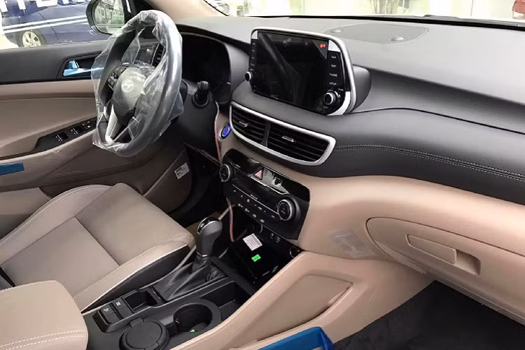 Dẫu vậy, các trang bị như: Chìa khóa thông minh &amp; khởi động bằng nút bấm, điều hòa tự động 2 vùng độc lập, 6 loa giải trí, ghế da, hệ thống giải trí màn hình cảm ứng, ghế lái chỉnh điện đều có mặt đầy đủ trên Tucson tiêu chuẩn, khiến Tucson base không quá “thiếu thốn” để khách mua xe quay lưng.