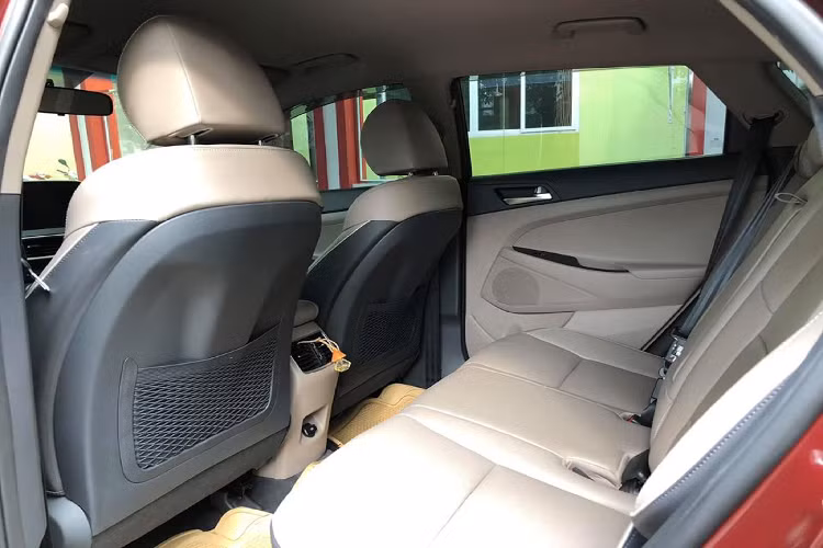 So với các phiên bản còn lại được trang bị đến 6 túi khí, Tucson tiêu chuẩn chỉ có 2 túi khí. Dẫu vậy, các hệ thống an toàn như: chống bó cứng phanh (ABS), hỗ trợ phanh khẩn cấp (BA), phân phối lực phanh điện tử (EBD), kiểm soát lực kéo (TSC), ổn định chống trượt thân xe (VSM), cân bằng điện tử (ESC), hỗ trợ khởi hành ngang dốc (HAC), hỗ trợ xuống dốc (DBC),… Đều được trang bị đầy đủ trên phiên bản giá rẻ này.