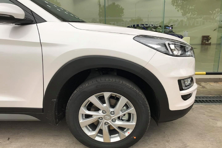 Ở phiên bản tiêu chuẩn, Hyundai Tucson 2020 nâng cấp được cắt giảm một số trang bị như mâm 19 inch hay đèn pha LED. Xe sử dụng đèn pha halogen + thấu kính truyền thống, nhưng vẫn có đèn LED ban ngày và điều khiển đèn pha tự động. Xe sử dụng “dàn chân” mâm 17 inch sơn một tông màu khá đơn điệu, ống xả đơn hay không có cửa sổ trời.